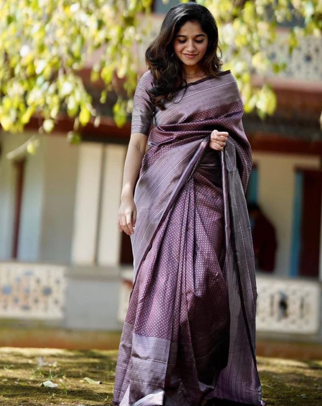 Sophisticated Mauve Handloom Silk Saree with Subtle Patterns